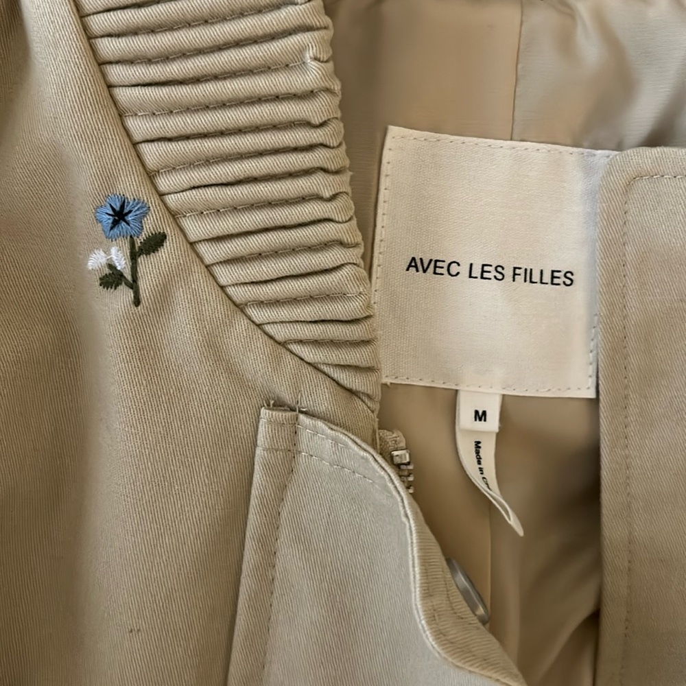NWT Avec Les Filles Beige Bomber Jacket Floral Embroidery - Picture 3 of 4